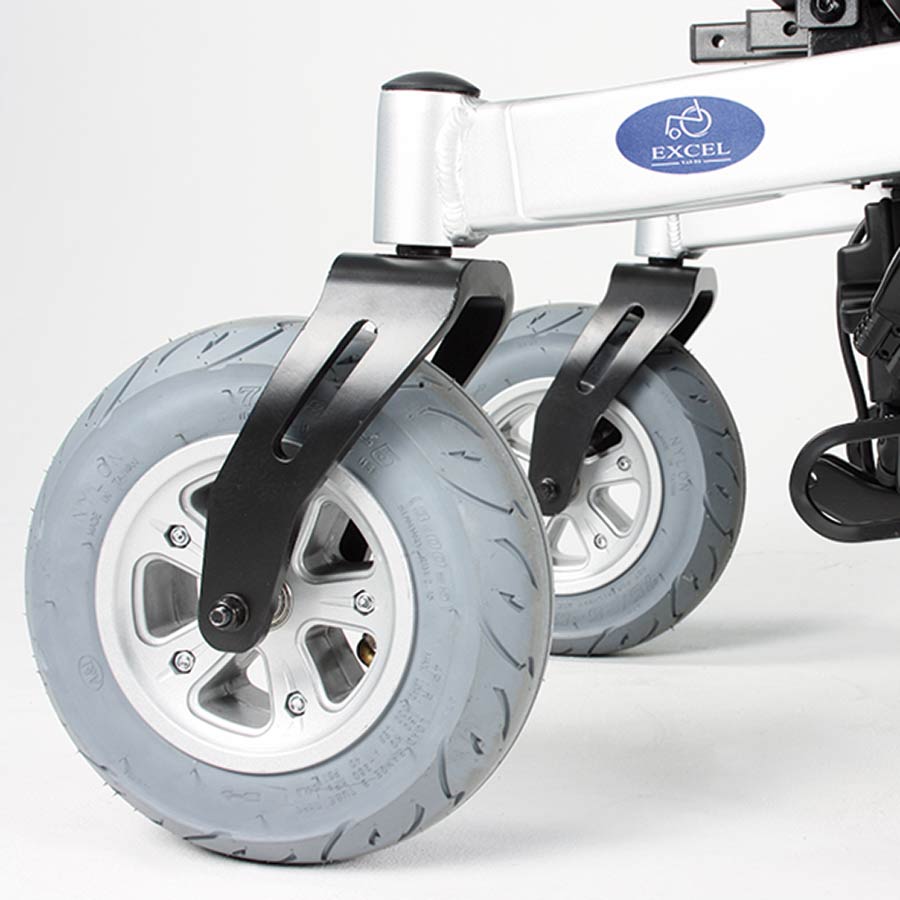 Der UHC Elektrorollstuhl Airide Go Compact ist serienmäßig mit 10" Lenkrädern verfügbar
