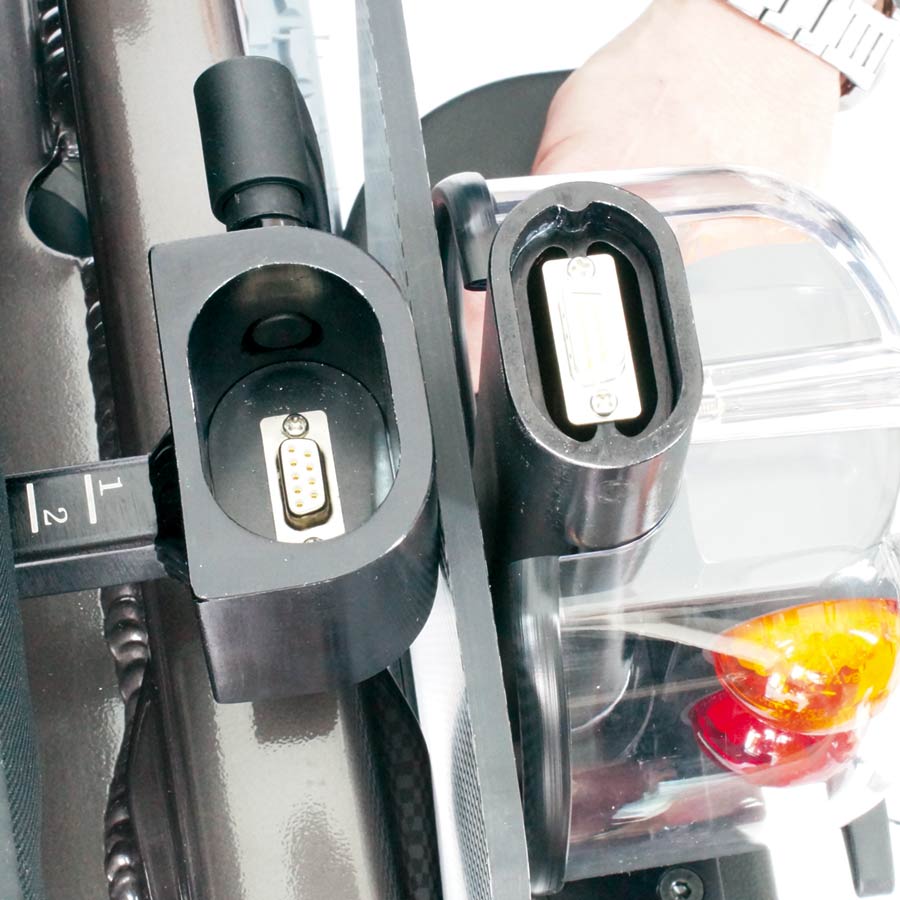 Der UHC Elektrorollstuhl Airide Go Compact verfügt über Plug & Play Steckerkontakte an den Armlehnen