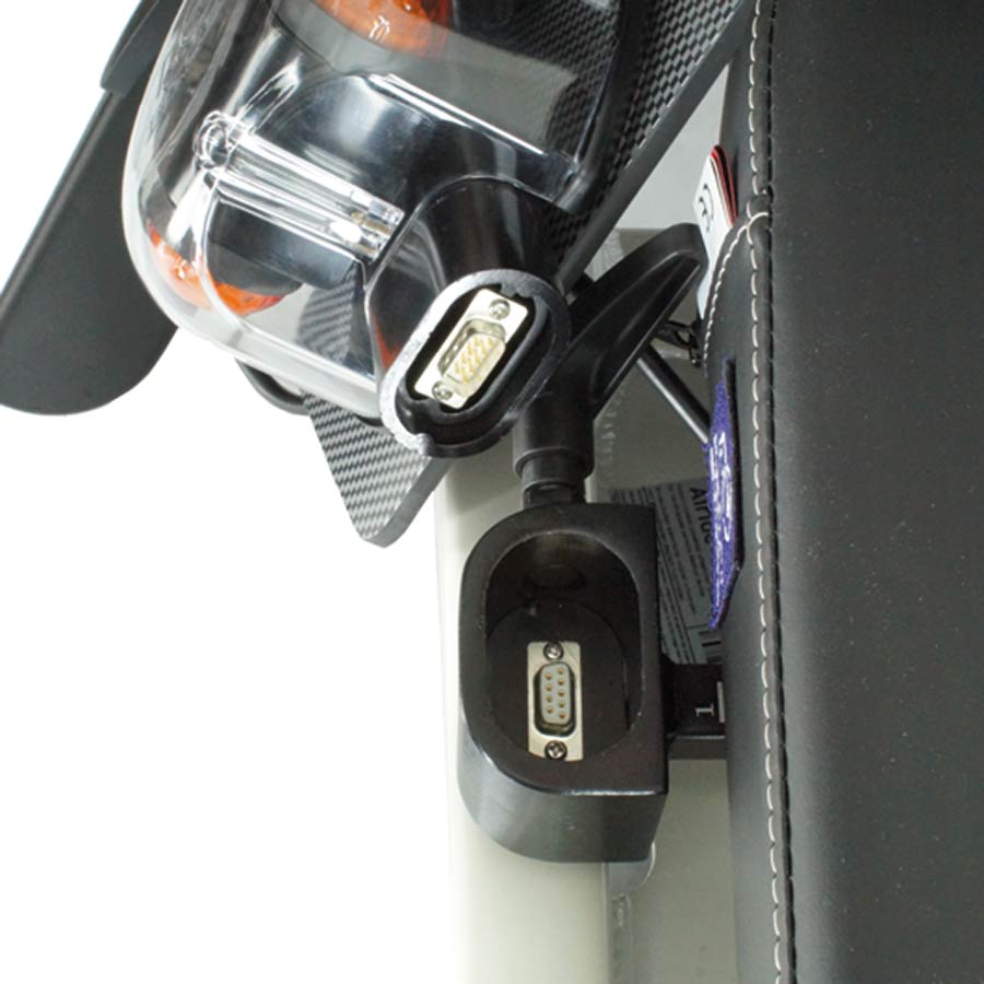 Der UHC Elektrorollstuhl Airide X-tend verfügt über Plug & Play Steckerkontakte an den Armlehnen