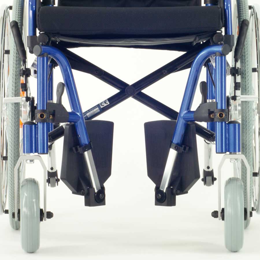 Das UHC Rollstuhlmodell 1.300 UF Beinstützen Code 33 Ansicht von vorne